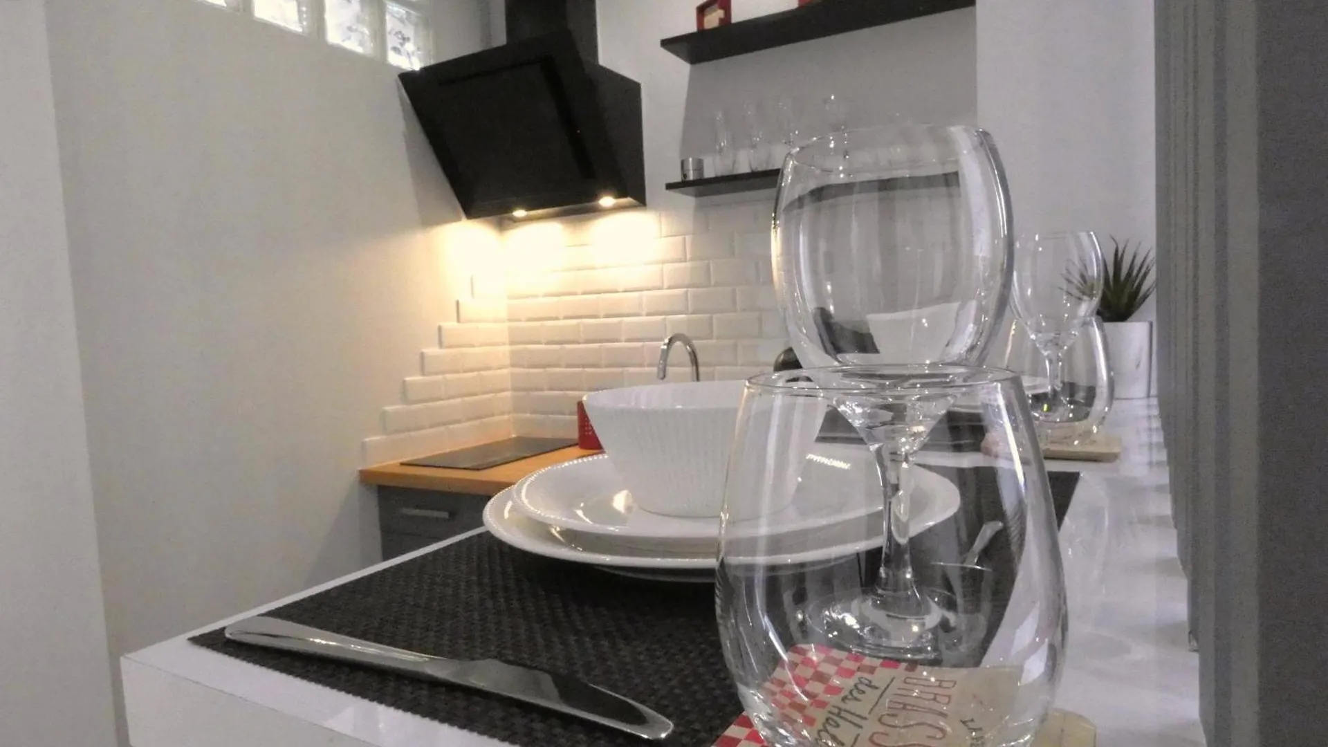 Homey Street - Parking - Proche Geneve Annemasse 0*,  France